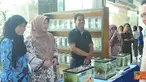 Citizen6, Jakarta: MKP Sahrif C Sutardjo didampingi Dirjen P2HP Saut Hutagalung menijau stand Bazar Produk Perikanan usai meresmikan Safari Gemarikan di Gedung KKP, Jakarta. (Pengirim: Efrimal Bahri)