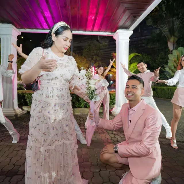 Gaya Kompak Serba Pink Raffi Ahmad dan Nagita Slavina Rayakan Anniversary Pernikahan ke-8 Tahun