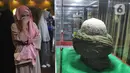 Pengunjung menangis melihat serban Nabi Muhammad SAW saat Pameran Artefak Rasulullah dan Sahabat Nabi di Padepokan Welas Asih, Parung, Kabupaten Bogor, Jawa Barat, Minggu  (26/7/2020). Sebanyak 20 benda peninggalan Nabi Muhammad dan sahabatnya dipamerkan dalam acara ini. (merdeka.com/Arie Basuki)
