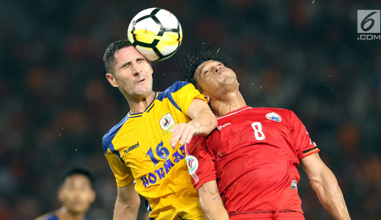 Gelandang Persija, Addison Alves (kanan) berebut bola atas dengan pemain Tampines Rovers pada laga grup H Piala AFC 2018 di Stadion GBK, Jakarta, Rabu (28/2). Babak pertama Persija unggul 2-0. (Liputan6.com/Helmi Fithriansyah)