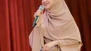 Melihat penampilan tertutup Syifa Hadju pakai abaya cokelat dan hijab syar'i serasi. [Foto: Instagram/syifahadju]