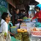 Setiap sore menjelang berbuka puasa, warga banyak memadati pasar beduk di Jambi. (Liputan6.com/B Santoso)