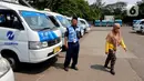 "JakLingko itu sistem pembayarannya. Sedangkan Mikrotrans itu mobilnya. Ibarat gedung itu Balai
Kota, terus ada Blok G. Terus apa iya saya mau ubah Blok G jadi Balai Kota?" kata Heru. (Liputan6.com/Johan Tallo)