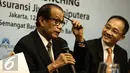 Didi Achdijat (kiri) memberikan keterangan saat preskon grand launching PT. Asuransi Jiwa Bumiputera di Jakarta, Minggu (12/2). Hal itu bertujuan sebagai pengganti AJBB dalam penjualan produk-produk baru asuransi. (Liputan6.com/Faizal Fanani)