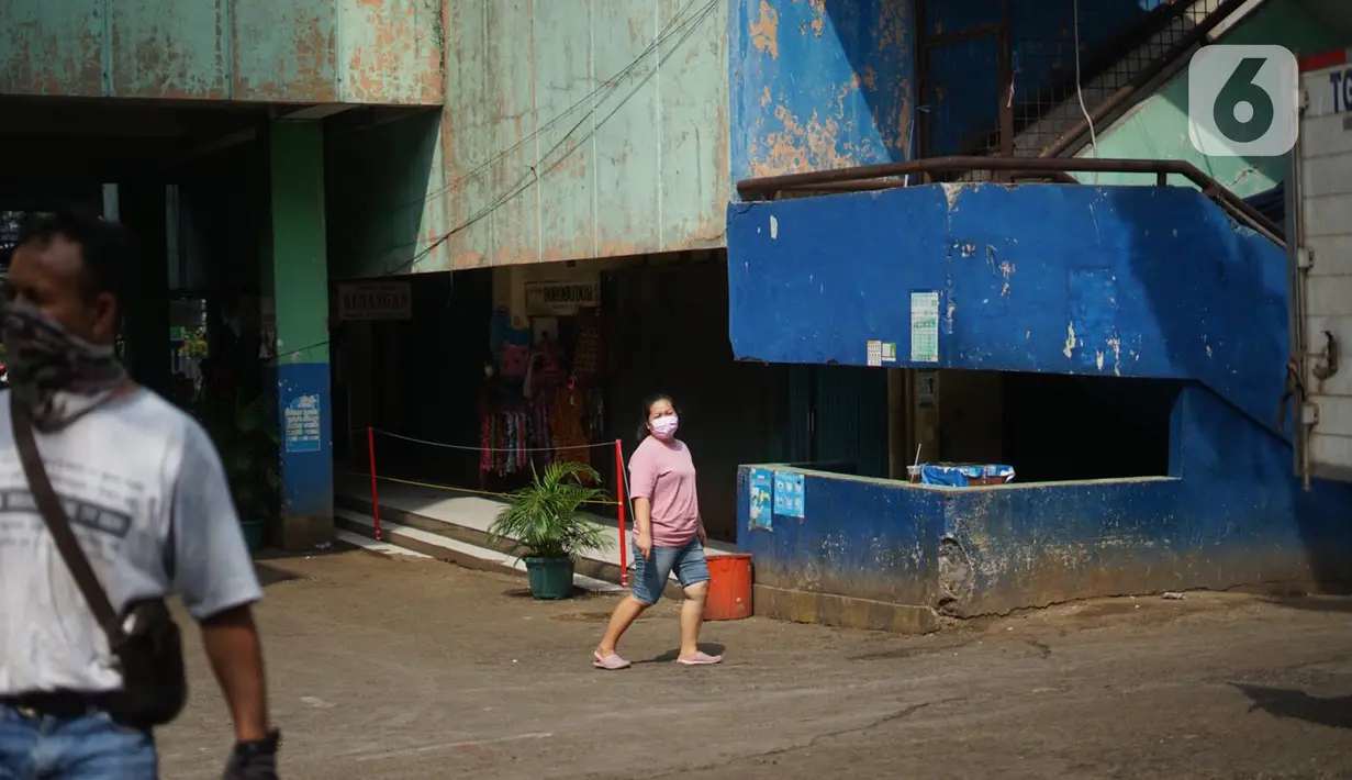 Warga mengenakan masker saat beraktivitas di sekitar Pasar Minggu yang kembali buka setelah penutupan selama tiga hari, Jakarta, Selasa (23/6/2020). Sebelumnya, Pasar Minggu ditutup sementara setelah tiga pedagang dinyatakan positif COVID-19. (Liputan6.com/Immanuel Antonius)