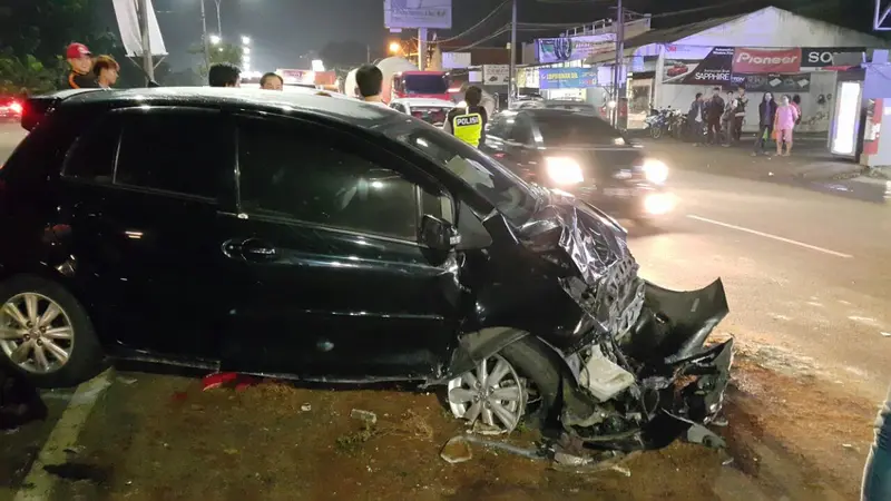 Bagian depan Yaris yang tabrak kendaraan lain dari arah berlawanan di Serpong ringsek (Liputan6.com/Marco Tampubolon) 