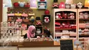 Peserta menjajakan hasil produk kerajinan tangan pada ajang pameran Indocraft 2015 di JCC, Jakarta, (18/11). Pameran tahunan ini menampilkan hasil kerajinan dari seluruh Indonesia. (Liputan6.com/Angga Yuniar)