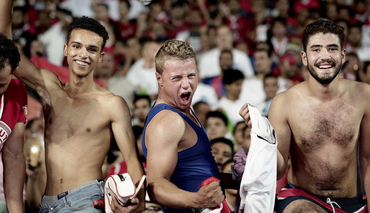 Para suporter Mesir merayakan keberhasilan negaranya lolos ke Piala Dunia 2018 di Stadion Borg El Arab, Alexandria, Senin (8/10/2017). Mesir lolos ke Piala Dunia setelah absen sejak gelaran tahun 1990. (AP/Nariman el-Mofty)