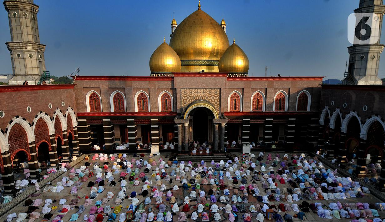 FOTO: Suasana Sholat Idul Fitri di Masjid Kubah Emas - Foto Liputan6.com