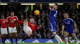  Wayne Rooney (kiri) melakukan tendangan salto saat dihadang pemain Chelsea Gary Cahill pada lanjutan Liga Premier Inggris di Stadion Stamford Bridge, London, Senin (8/2/2016) dini hari WIB.  (AFP/Ian Kington)