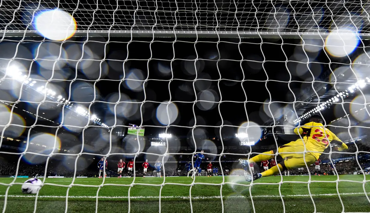 Pemain Chelsea, Cole Palmer, mencetak gol penalti ke gawang Manchester United pada laga pekan ke-31 Liga Inggris di Stadion Stamford Bridge, Jumat (5/4/2024). Cole Palmer mencetak hattrick dan memastikan timnya berbalik unggul atas MU. (AFP/Glyn Kirk)