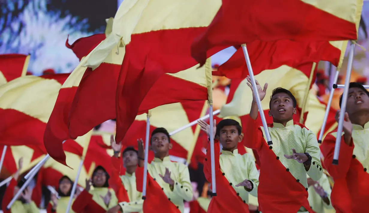 Atraksi parade kemerdekaan Malaysia saat merayakan Hari Kemerdekaan ke-58 yang dipusatkan di Dataran Merdeka, Kuala Lumpur, Senin (31/8/2015). Perayaan kemerdekaan kali ini dilakukan di tengah desakan mundur kepada PM Najib. (REUTERS/Olivia Harris)