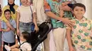 Nikita Willy yang mengenakan kaos putih hadir bersama baby Izz yang kompak mengenakan bahu putih dan celana pendeknya. @tya_ariestya
