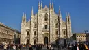 Milan Cathedral (Duomo di Milano), konstruksinya dimulai pada tahun 1386 dan baru selesai pada tahun 1965. Katedral ini memiliki panjang 157 m (515 kaki) dan lebar 92 m (302 kaki), menampung 40.000 orang.( thousandwonders) 