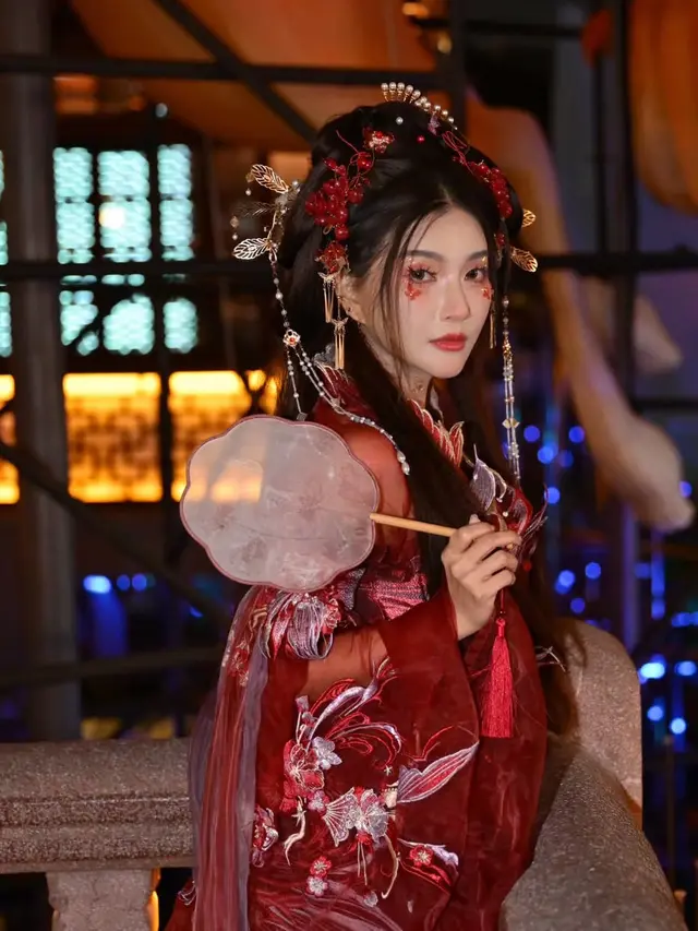 Sarwendah mengenakan dress merah tradisional China lengkap dengan aksesorinya. [@sarwendah29]