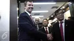 Menkumham Yasonna Laoly dan Menteri Kehakiman Australia, Michael Keenan bersalaman usai mengadakan pertemuan di Kemenkumham, Jakarta, Selasa (9/8). Keduanya bertemu untuk membahas masalah hukum antara Indonesia dan Australia. (Liputan6.com/Faizal Fanani)