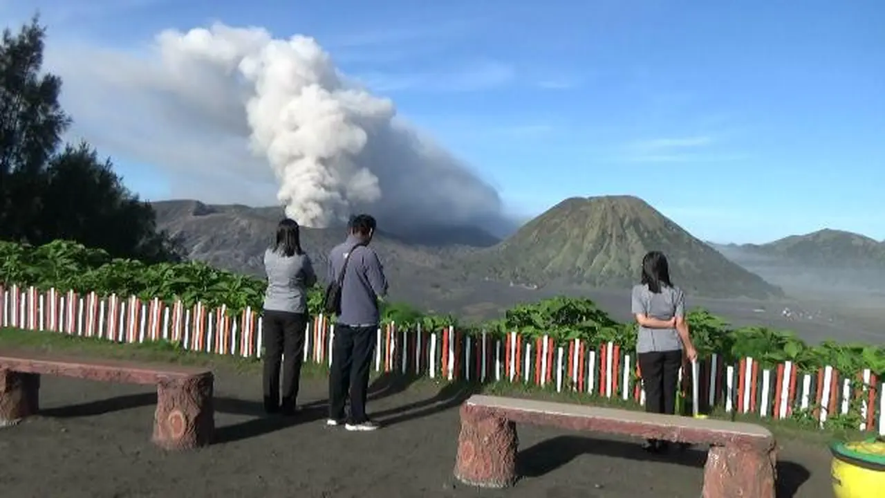 Gunung Bromo di Kabupaten Probolinggo, kembali melontarkan abu vulkanik