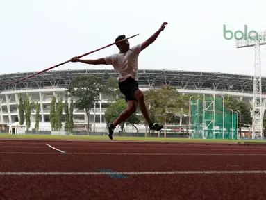 Atlet putra Indonesia, Hafiz melakukan gerakan lemparan saat sesi latihan di Stadion Madya, Jakarta, Kamis (7/6/2018). Latihan tersebut merupakan bagian dari persiapan Asian Games 2018. (Bola.com/Nick Hanoatubun)