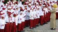 Siswa SDN 2 Tembokrejo, Kota Pasuruan, Jatim, menyimak penjelasan kepala sekolah. Hari pertama masuk sekolah, siswa belum belajar secara efektif karena ruang kelas masih dibenahi.