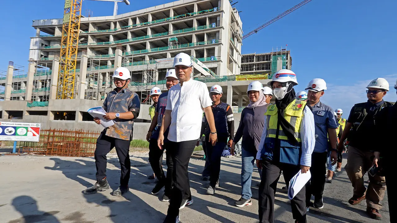 Eri Cahyadi saat mengecek pembangunan RSUD Surabaya Timur. (Istimewa)