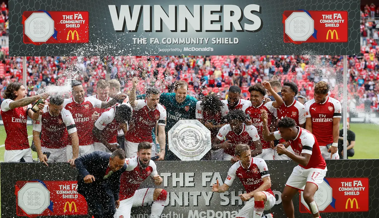 Pemain Arsenal memegang trofi Community Shield usai mengalahakan Chelsea dalam pertandingan FA Community Shield di Stadion Wembley di London, Inggris (6/8). (AP Photo/Kirsty Wigglesworth)