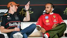 (Kiri/Kanan) Pembalap Red Bull Racing asal Belanda, Max Verstappen, dan pembalap Ferrari asal Inggris, Lewis Hamilton, berbicara dalam konferensi pers menjelang Grand Prix Formula Satu Amerika Serikat di Sirkuit of the Americas di Austin, Texas, pada 16 Oktober 2025. (RONALDO SCHEMIDT/AFP)