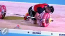 Lifter Jawa Barat, Deni mencium barbel usai berhasil mengangkat beban 183kg clean and jerk kelas 69kg PON XIX Jabar di Gymnasium Si Jalak Harupat, Kab Bandung, Rabu (21/9). Deni meraih emas dengan total angkatan 328kg. (Liputan6.com/Helmi Fithriansyah)