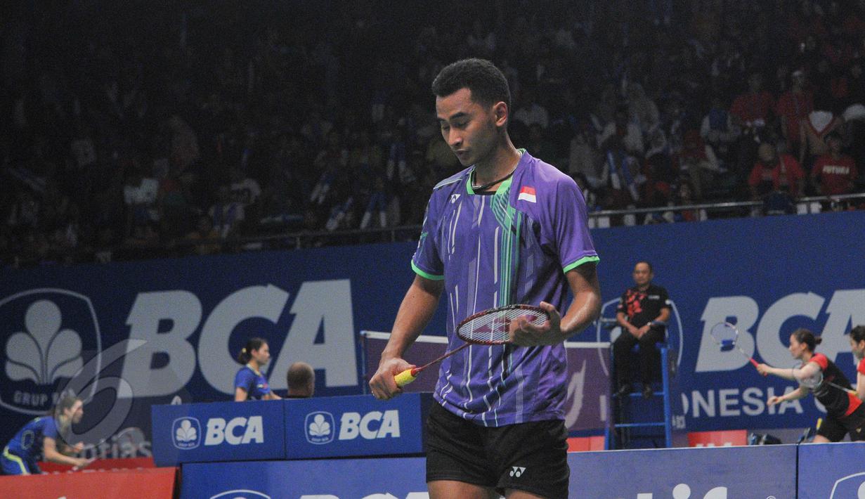 Pebulu Tangkis Indonesia, Tommy Sugiarto tertunduk usai di kalahkan Marc Zwiebler asal Jerman di putaran kedua BCA Indonesia Open Superseries Premier 2015 di Jakarta, Rabu (4/6/2015). Tommy kalah 16-21, 22-20, 21-19. (Liputan6.com/Herman Zakharia)