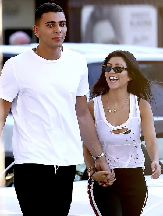 Kourtney Kardashian dan Younes Bendjima pun tak malu-malu memamerkan kemesraan mereka saat kencan di Perancis. (BackGrid/USMagazine)