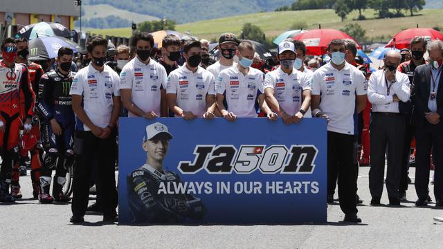 Foto MotoGP: Penghormatan Terakhir Pebalap MotoGP Bagi Jason Dupasquier