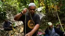 Pemburu madu tradisional Malaysia menyiapkan tali dan papan kayu yang dibutuhkan untuk memperbaiki tangga untuk memanen madu di atas pohon Tualang raksasa di hutan Ulu Muda di Sik, Malaysia, Kedah (11/3). (AFP Photo/Manan Vatsyayana)