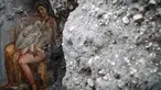 Lukisan "Leda and the Swan" ditemukan di reruntuhan kota kuno Pompeii, Italia 19 November 2018. Lukisan erotis itu menggambarkan seorang  wanita  dengan angsa di kamar tidur Pompeii kuno. (CESARE ABBATE/PRESS OFFICE OF THE POMPEII ARCHAEOLOGICAL PARK/AFP)