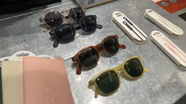 kacamata IZIPIZI yang stylish dan fungsional yang sudah kini tersedia di BoboTokyo, Senayan City.