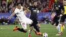 Pemain Sevilla, Gabriel Mercado (kiri) memotong laju pemain Manchester United, Juan Mata pada laga 16 besar Liga Champions di Ramon Sanchez Pizjuan stadium, Seville, (21/2/2018). Babak pertama berakhir imbang 0-0. (AP/Miguel Morenatti)