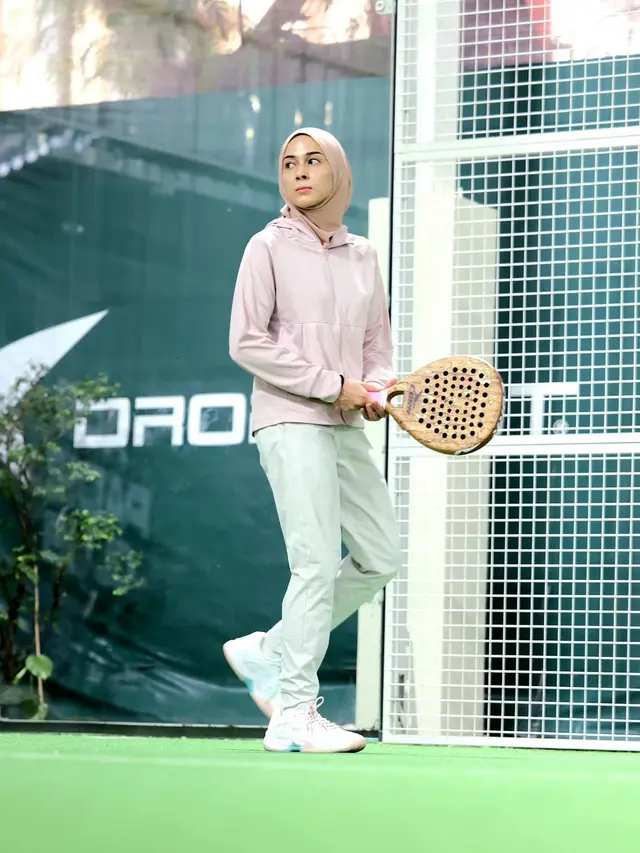 7 Outfit Main Padel ala Artis Berhijab, Stylish dan Tetap Sopan