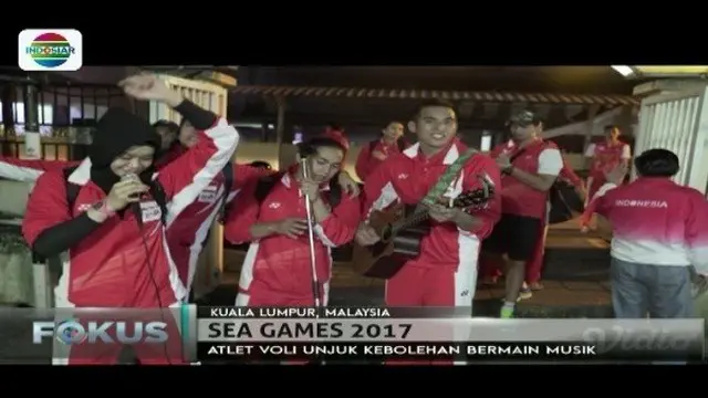 Timnas putra-putri voli Indonesia rayakan perolehan perak di Sea Games 2017 dengan menyanyi bersama.