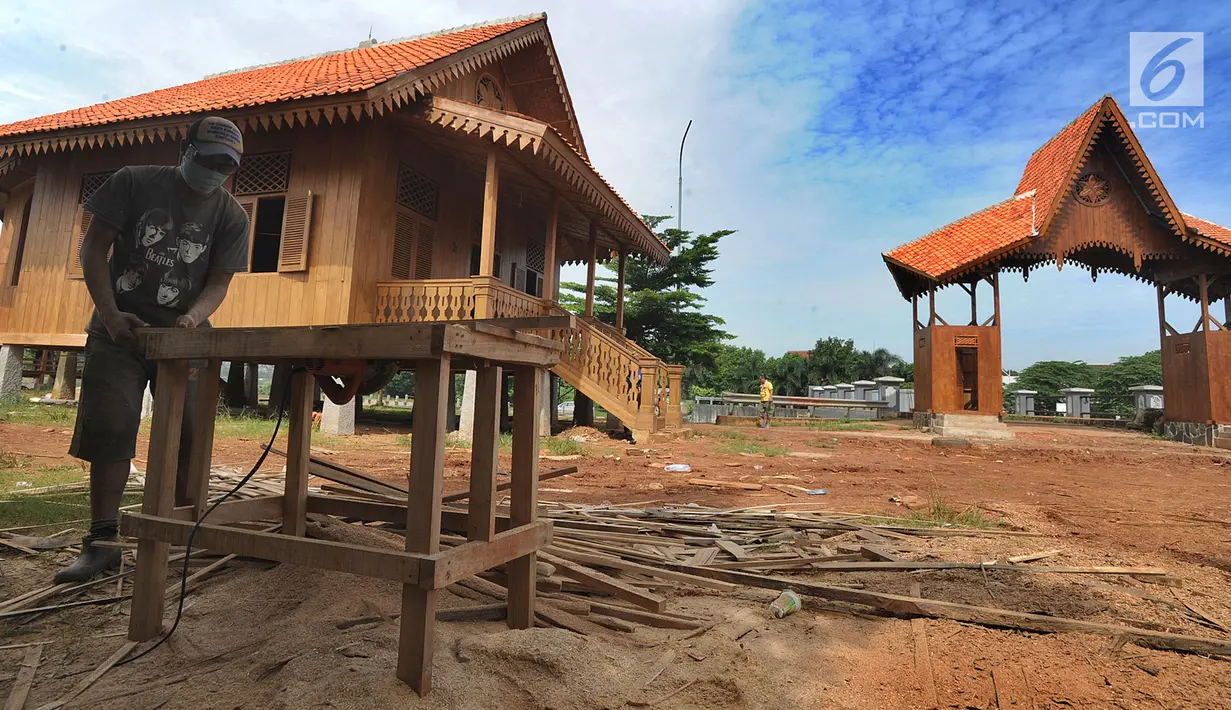 Pekerja menyelesaikan pembuatan rumah Betawi di tengah Setu Babakan, Jagakarsa, Jakarta Selatan, Minggu (10/3). Pulau buatan yang berada di tengah Setu Babakan ini nantinya akan disulap menjadi destinasi wisata budaya Betawi. (merdeka.com/Arie Basuki)