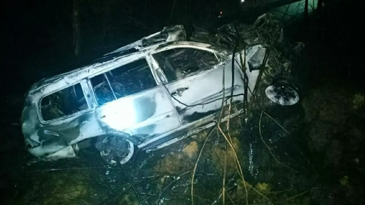 Mobil Pajero Sport terbakar setelah menabrak pipa air PT Chevron Pasifik Indonesia dan menyebabkan satu penumpang meninggal dunia.
