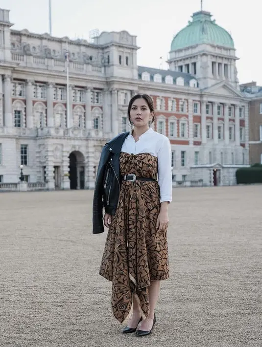 Setelah pernikahannya dengan Nino Fernandez 2020 lalu, kini Hannah Al Rashid menetap di London, Inggris. Ia kerap menggungah outfitnya mengenakan pakaian khas Indonesia berada di sana, misalnya saja menggunakan kain batik sebagai dress yang dipadukan kemeja putih dan jaket kulit hitam.