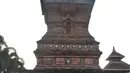 Peziarah bersantai di dekat Menara Kudus, Kauman, Kabupaten Kudus, Jawa Tengah, Rabu (30/3/2022). Menara berusia 473 tahun yang dahulu berfungsi sebagai tempat mengumandangkan azan menjadi lokasi favorit pengunjung untuk bersantai usai berziarah di Makam Sunan Kudus. (merdeka.com/Iqbal S. Nugroho)
