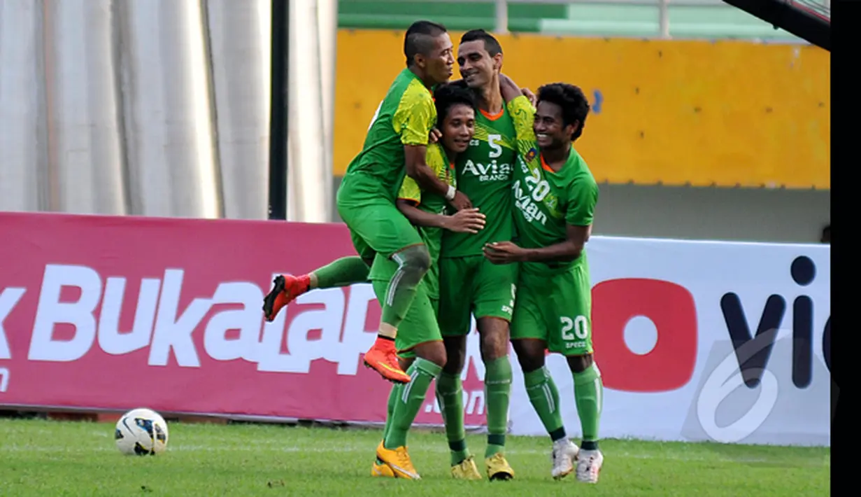 Para pemain Persebaya Surabaya langsung memeluk Octavio Dutra usai menceploskan bola ke Gawang Persela Lamongan dalam laga SCM Cup 2015, Stadion Jakabaring, Palembang, Selasa (27/1/2015). (Liputan6.com/Johan Tallo)