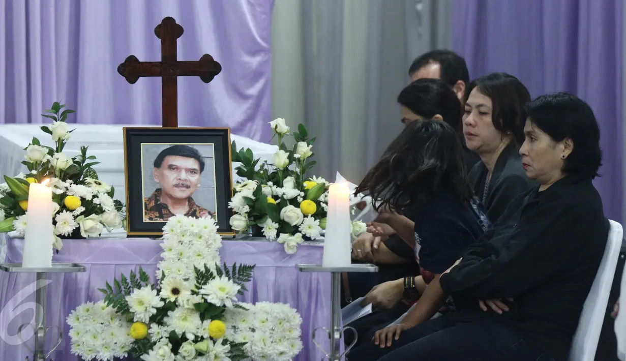 Kerabat dan keluarga saat berada dekat jenazah Bartje Van Houten disemayamkan di rumah duka RS ST. Carolus, Jakarta, Jumat (5/5). Musisi Bartje Van Houten yang merupakan gitaris  band D'Lloyd tutup usia di umur 67 tahun. (Liputan6.com/Herman Zakharia)