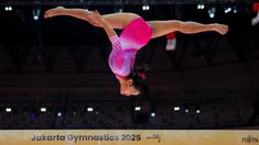 Pesenam putri Indonesia, Salsabilla Hadi Pamungkas melakukan podium training nomor balok keseimbangan jelang Kejuaraan Dunia Gimnastik 2025 di Indonesia Arena, Senayan, Jakarta, Sabtu (18/10/2025). (Bola.com/Bagaskara Lazuardi)