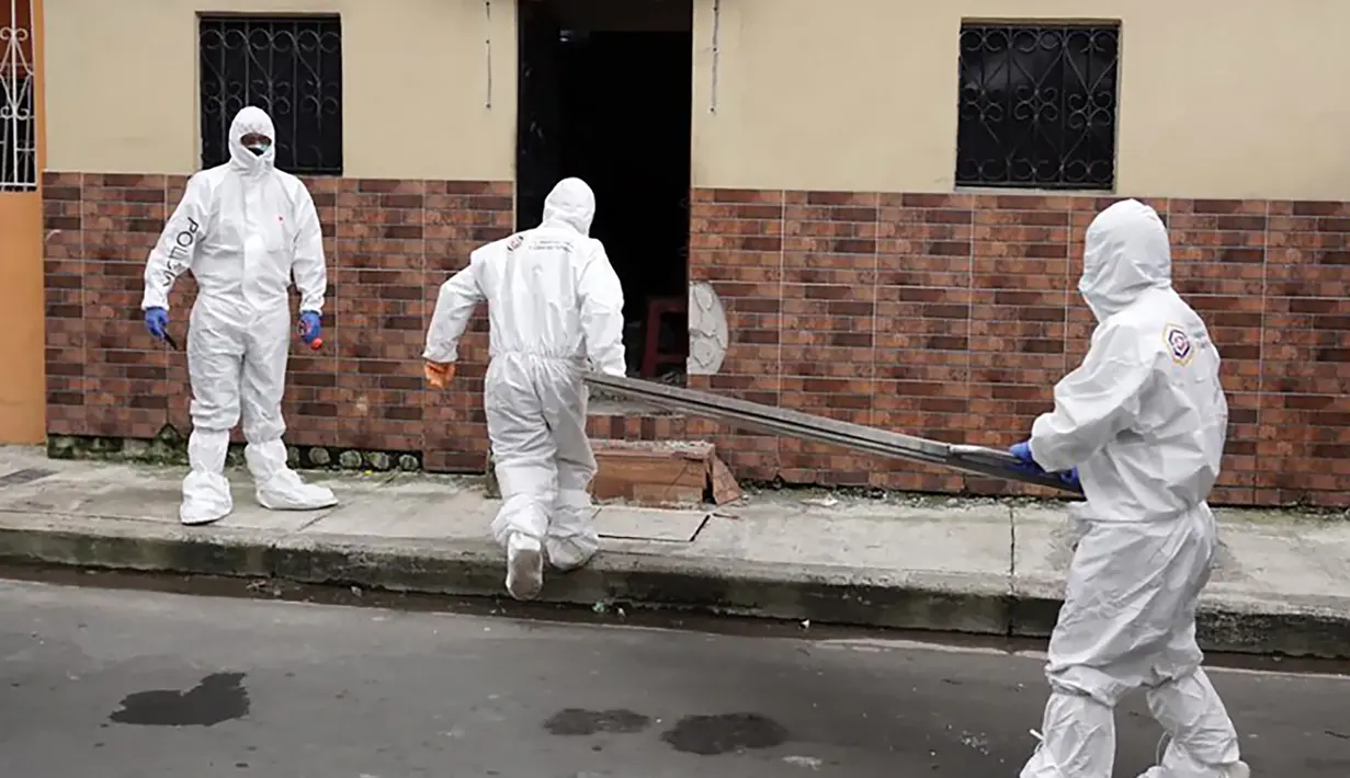 Polisi dan petugas kedokteran forensik mengambil jenazah korban virus corona COVID-19 dari sebuah rumah di Guayaquil, Ekuador, Kamis (27/3/2020). Melihat banyaknya jenazah di Guayaquil, diduga korban tewas akibat COVID-19 di Ekuador lebih banyak dari angka resmi. (Guayas Government/AFP)