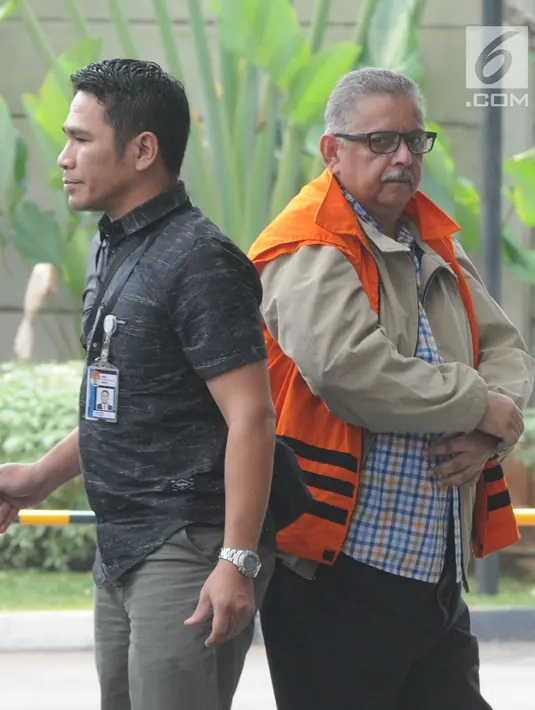 Direktur Utama PT PLN nonaktif Sofyan Basir tiba untuk menjalani pemeriksaan oleh penyidik di Gedung KPK. Jakarta, Selasa (11/6/2019). Sofyan Basir diperiksa sebagai tersangka terkait menerima suap dalam pembangunan proyek PLTU Riau-1. (merdeka.com/Dwi Narwoko)