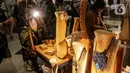 Pengunjung mengamati produk yang dipamerkan pada pameran International Handicraft Trade Fair (INACRAFT) di Jakarta Convention Center (JCC), Senayan, Jakarta, Kamis (24/3/2022). Setelah vakum selama dua tahun lamanya, Jakarta INACRAFT akhirnya akan kembali digelar. (Liputan6.com/Johan Tallo)