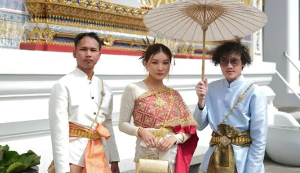 Salah satu destinasi yang dikunjungi Sarwendah adalah Wat Arun, kuil Buddha terkenal di tepi sungai dengan pemandangan yang memukau. Momen ini juga ia manfaatkan untuk mencoba pakaian tradisional perempuan Thailand, Chut Thai, yang membuatnya terlihat anggun seperti penduduk lokal. (Liputan6.com/IG/@sarwendah29)
