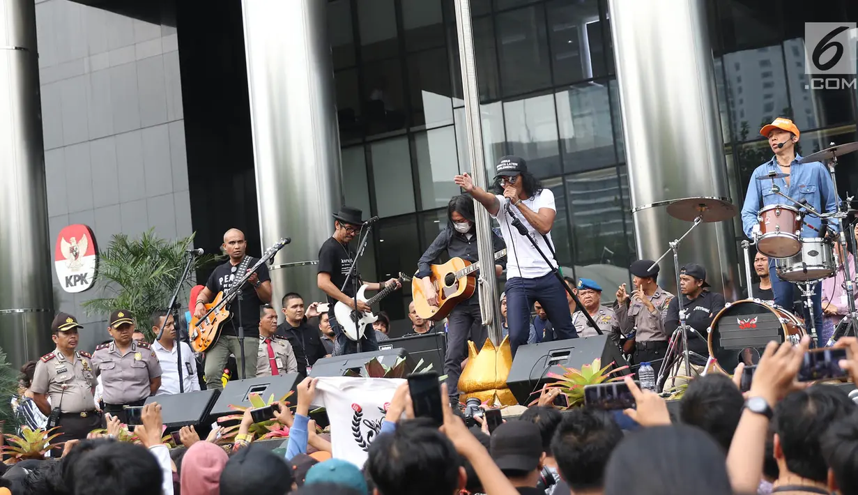 Grup musik Slank tampil dalam Aksi Simpatik Jurus Tandur Dukung KPK, Jakarta, Kamis (13/7). Acara diadakan sebagai bentuk dukungan terhadap KPK serta penolakan hak angket yang dilakukan DPR kepada lembaga antikorupsi itu. (Liputan6.com/Immanuel Antonius)