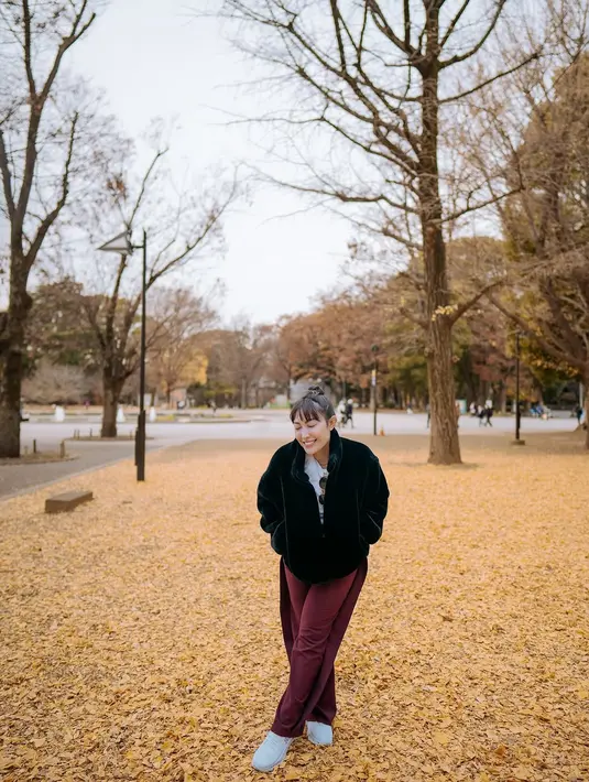 Ayu Dewi tampil simpel namun tetap stylish saat liburan ke Jepang, mengenakan jaket fleece hitam yang nyaman dan cocok untuk cuaca dingin. Ia memadukan jaket tersebut dengan high waist pants warna burgundy yang memberi sentuhan elegan pada penampilannya. Sebagai inner, Ayu memilih kaus putih yang serasi dengan sepatu putihnya, menciptakan kesan santai namun tetap modis. Gaya Ayu yang praktis dan chic ini memberikan inspirasi untuk tampil keren dalam liburan musim dingin tanpa mengorbankan kenyamanan. [@mrsayaudewi].