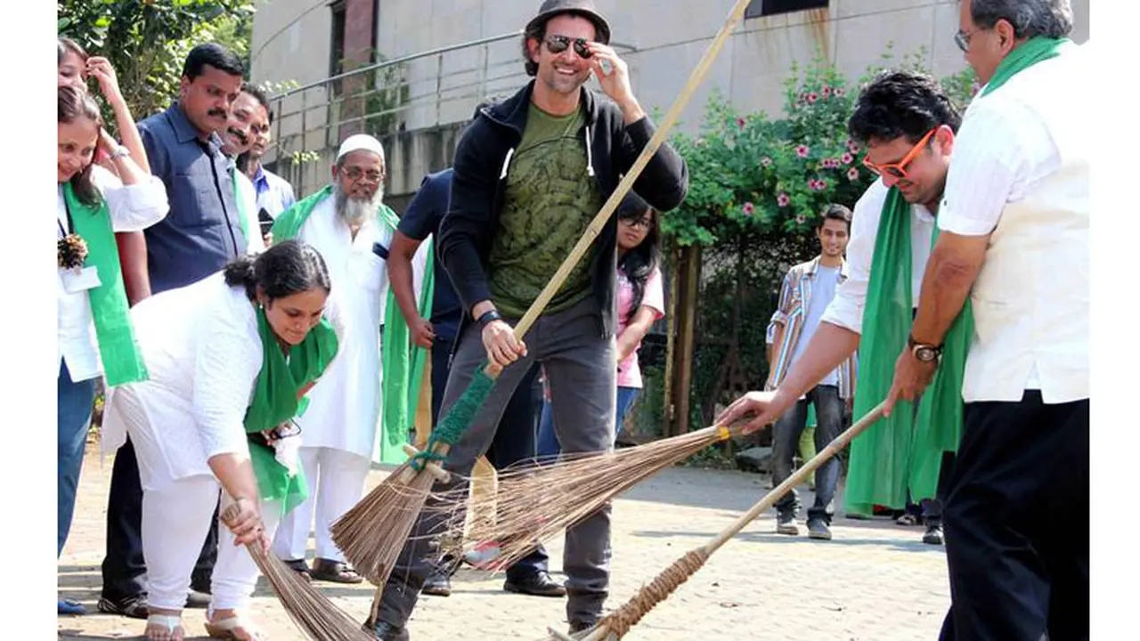 Aksi Bersih-bersih Hrithik Roshan Dipuji Perdana Menteri India
